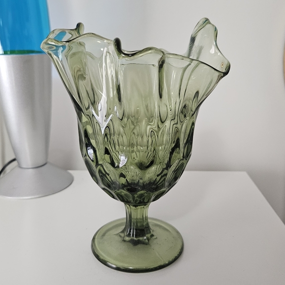 Fenton Colonial Green Glass Handkerchief Vase - Picture 5 of 8